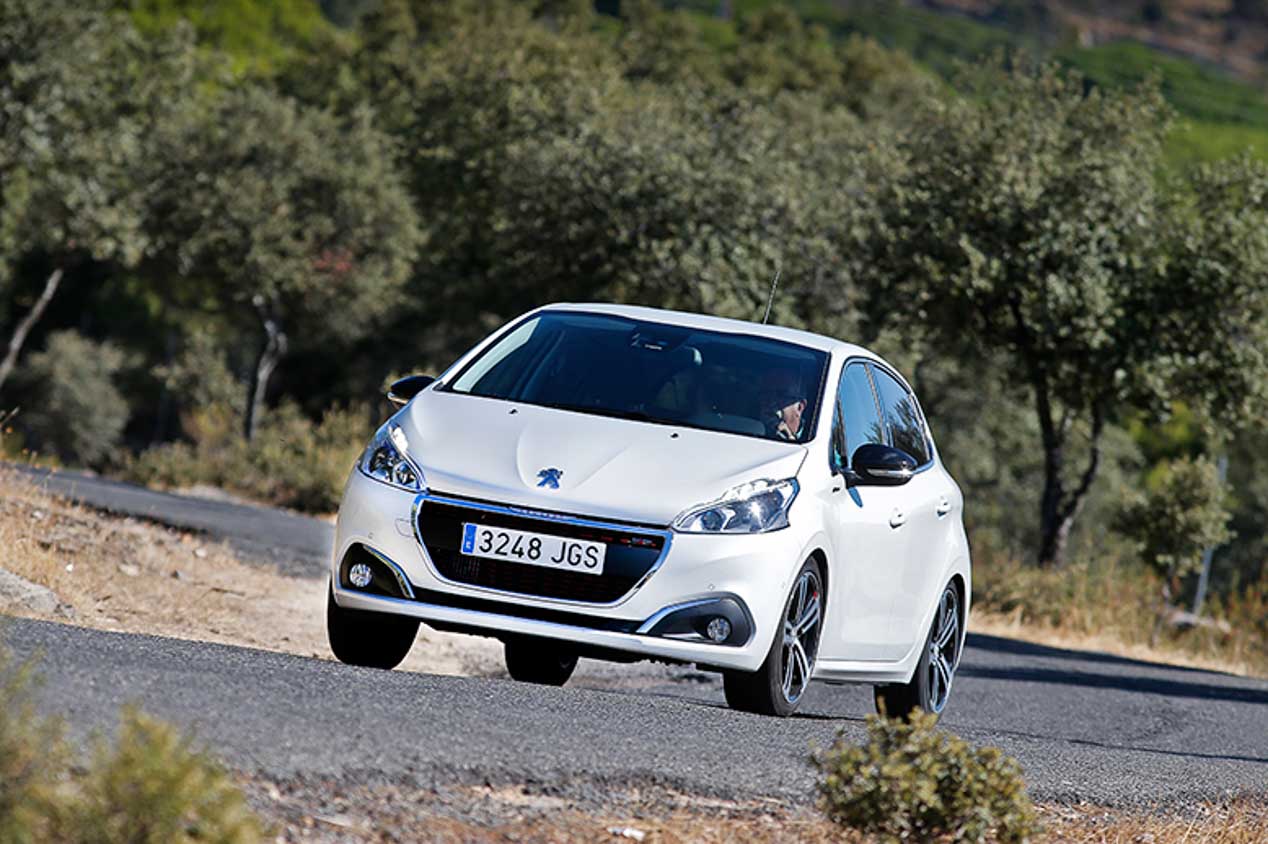 Mazda 2 y Peugeot 208, duelo de pequeños motores de gasolina