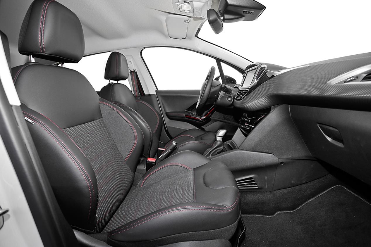 Mazda 2 y Peugeot 208, duelo de pequeños motores de gasolina