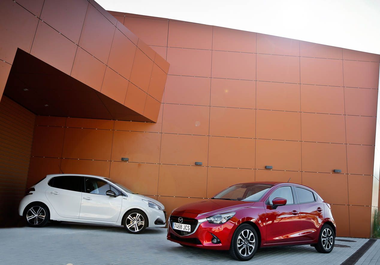 Mazda 2 y Peugeot 208, duelo de pequeños motores de gasolina