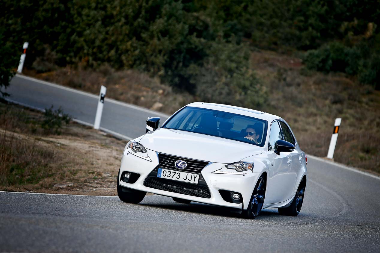 Comparativa: Audi A4 2.0 TFSI Ultra vs Lexus IS 300h, ¿cuál es mejor?