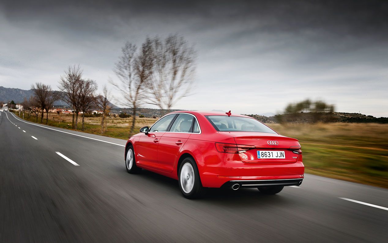 Comparativa: Audi A4 2.0 TFSI Ultra vs Lexus IS 300h, ¿cuál es mejor?