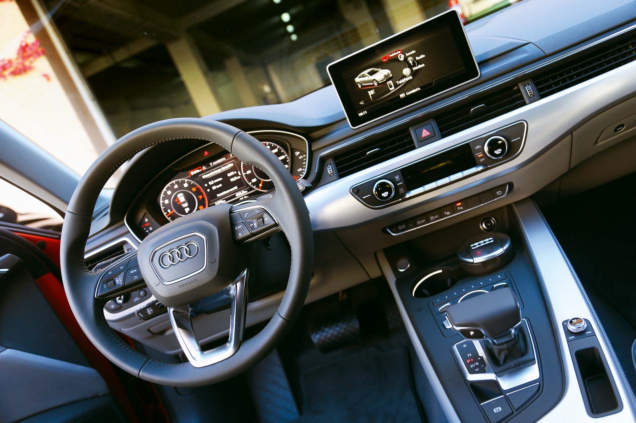 Comparativa: Audi A4 2.0 TFSI Ultra vs Lexus IS 300h, ¿cuál es mejor?