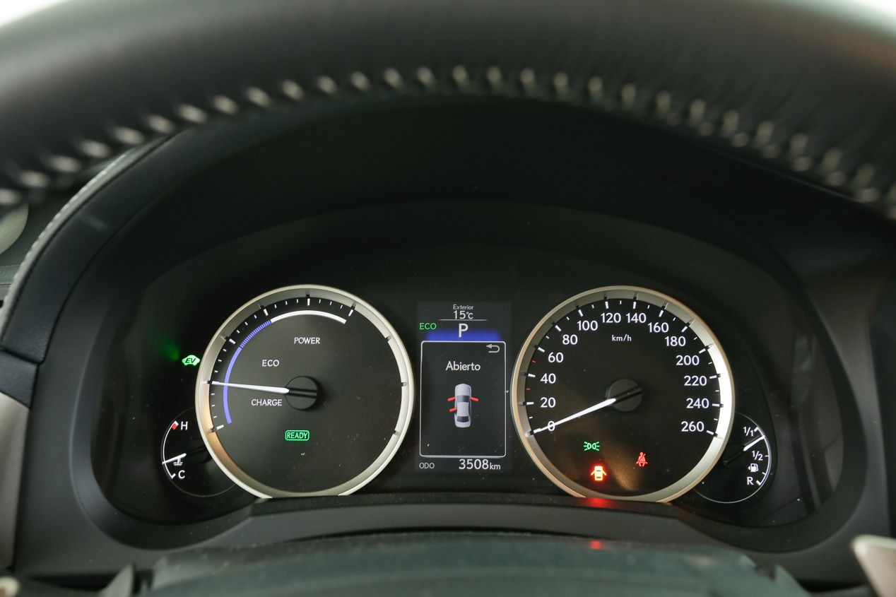Comparativa: Audi A4 2.0 TFSI Ultra vs Lexus IS 300h, ¿cuál es mejor?