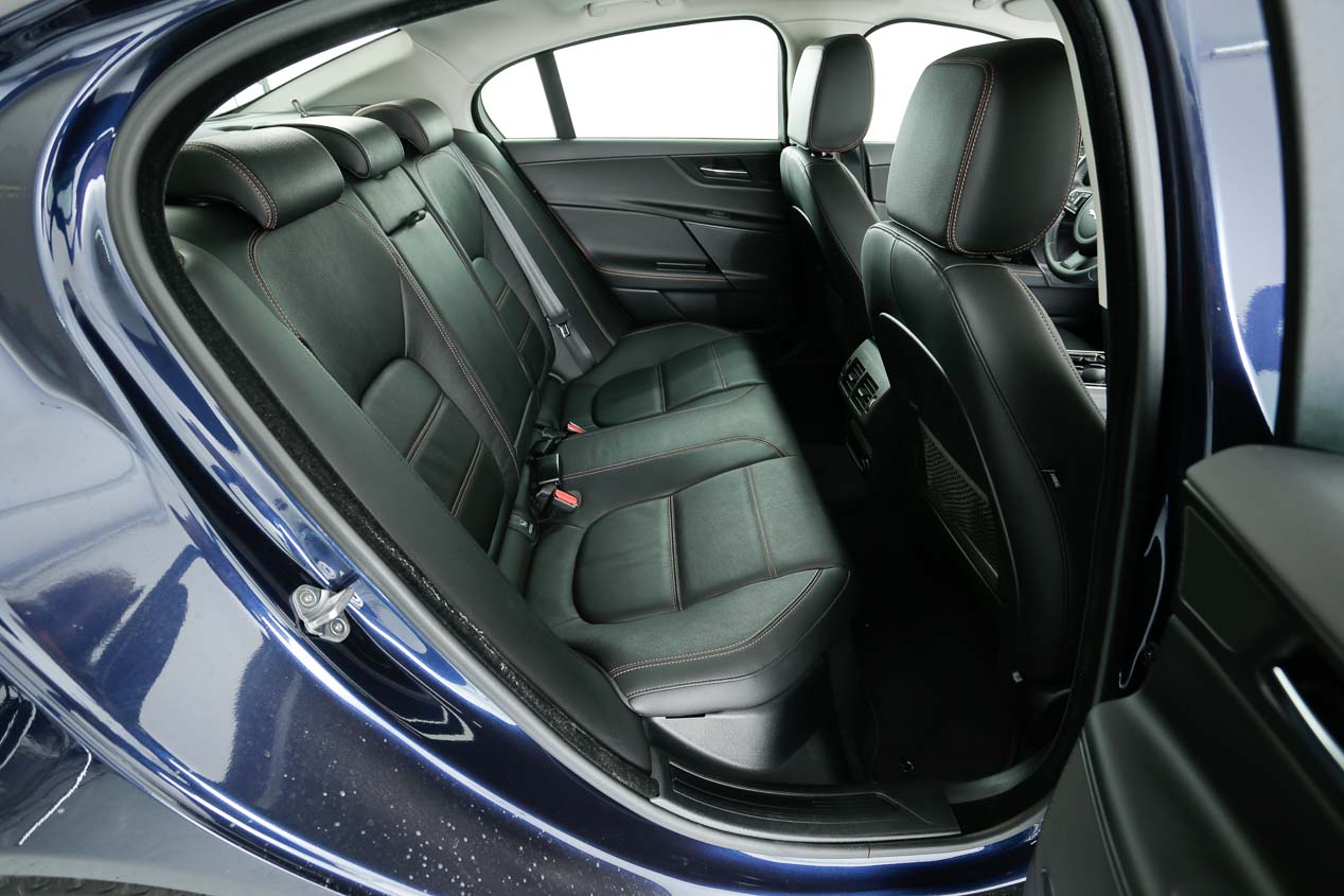 Audi A4 2.0 TDI, BMW 320d, Jaguar XE 2.0D, Lexus IS 300h, Mercedes C 220D