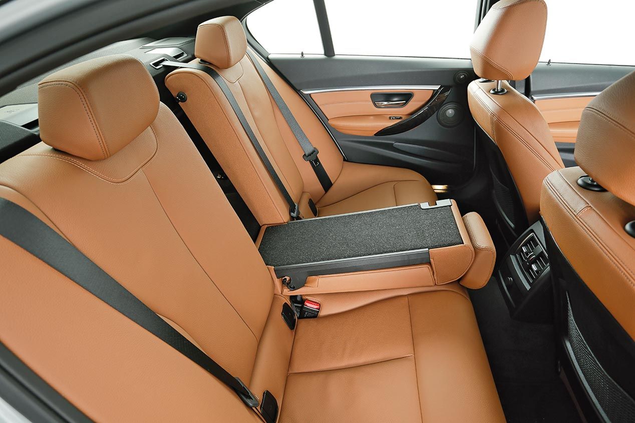 Audi A4 2.0 TDI, BMW 320d, Jaguar XE 2.0D, Lexus IS 300h, Mercedes C 220D