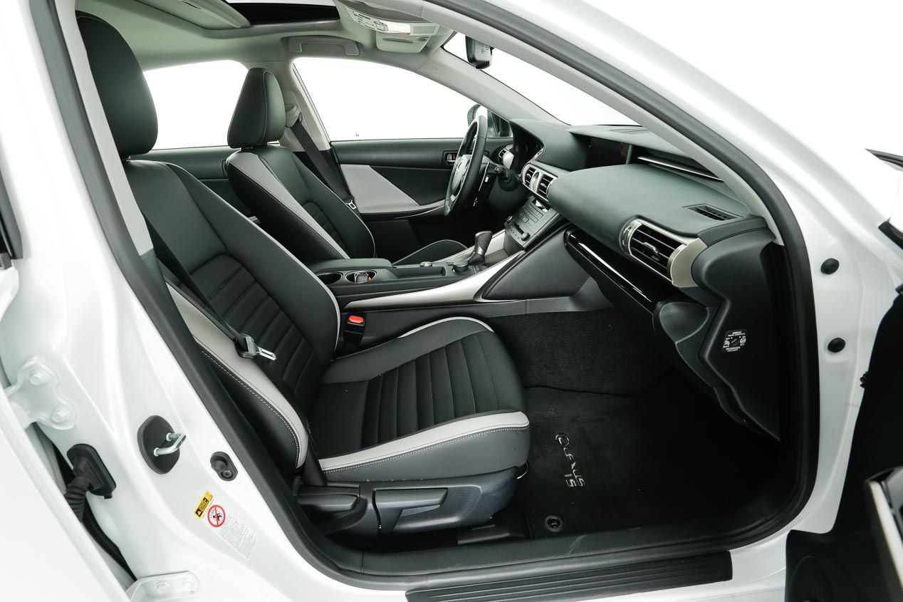 Audi A4 2.0 TDI, BMW 320d, Jaguar XE 2.0D, Lexus IS 300h, Mercedes C 220D