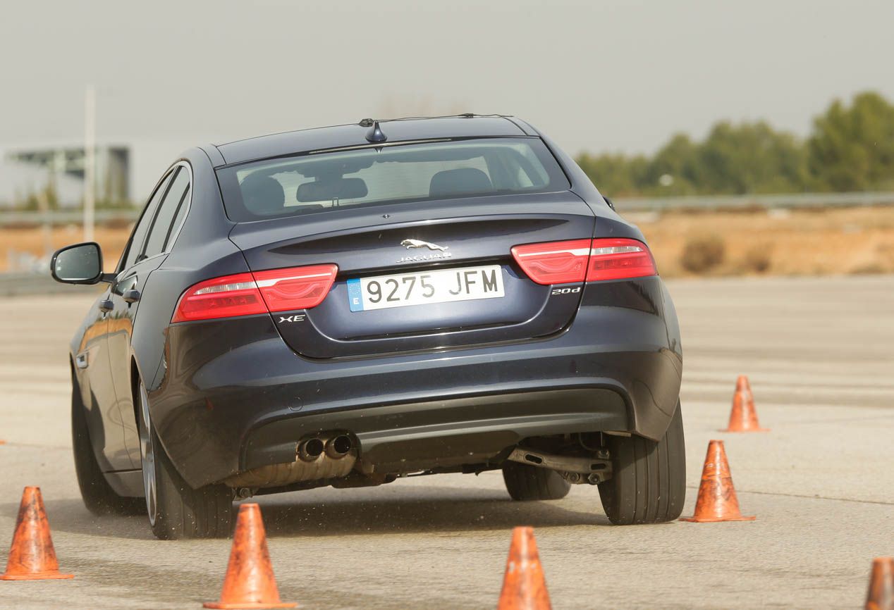 Audi A4 2.0 TDI, BMW 320d, Jaguar XE 2.0D, Lexus IS 300h, Mercedes C 220D