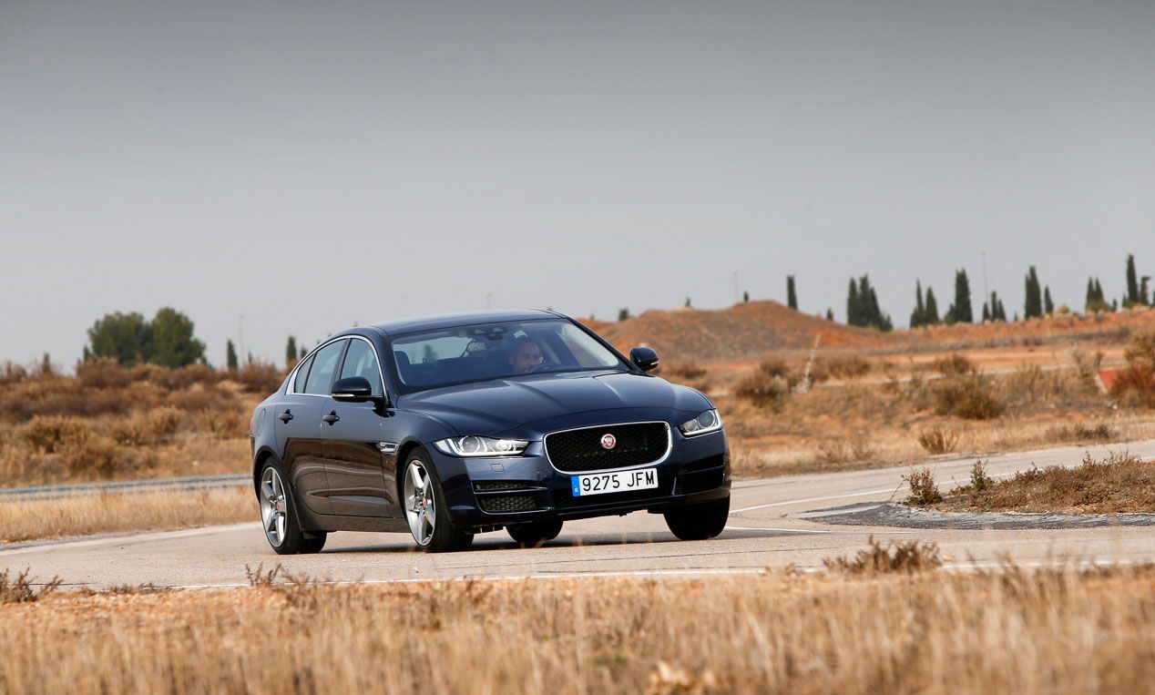 Audi A4 2.0 TDI, BMW 320d, Jaguar XE 2.0D, Lexus IS 300h, Mercedes C 220D