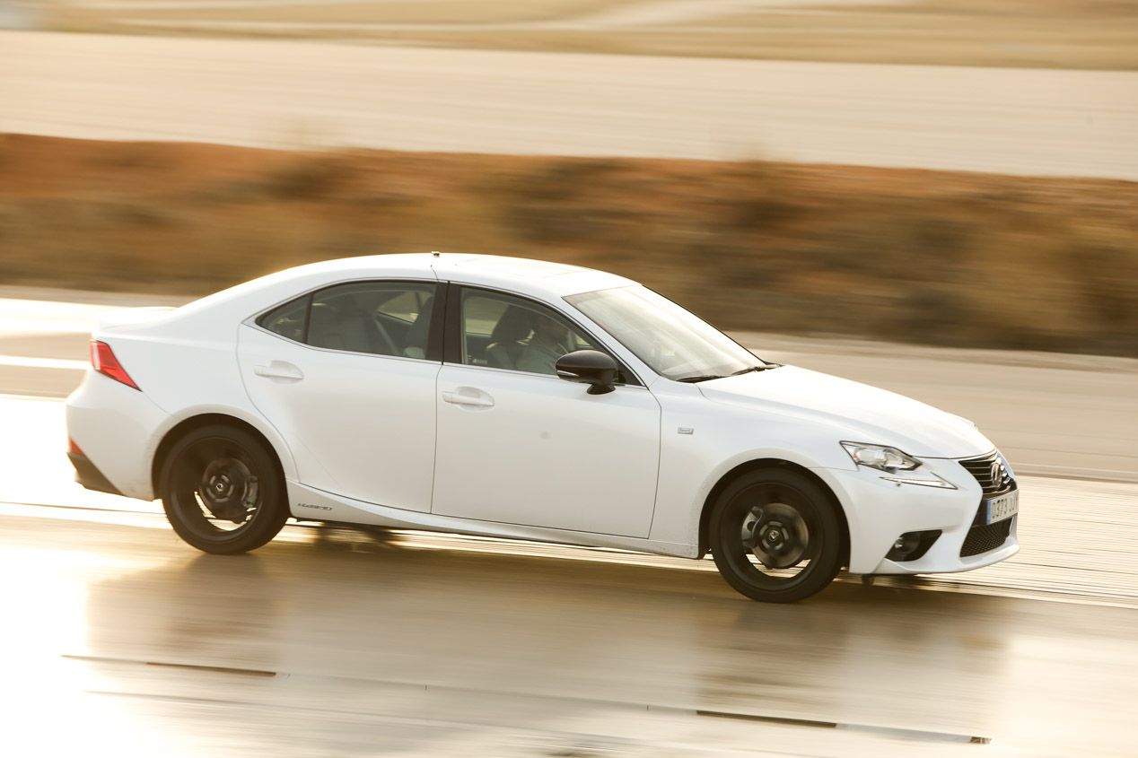 Audi A4 2.0 TDI, BMW 320d, Jaguar XE 2.0D, Lexus IS 300h, Mercedes C 220D