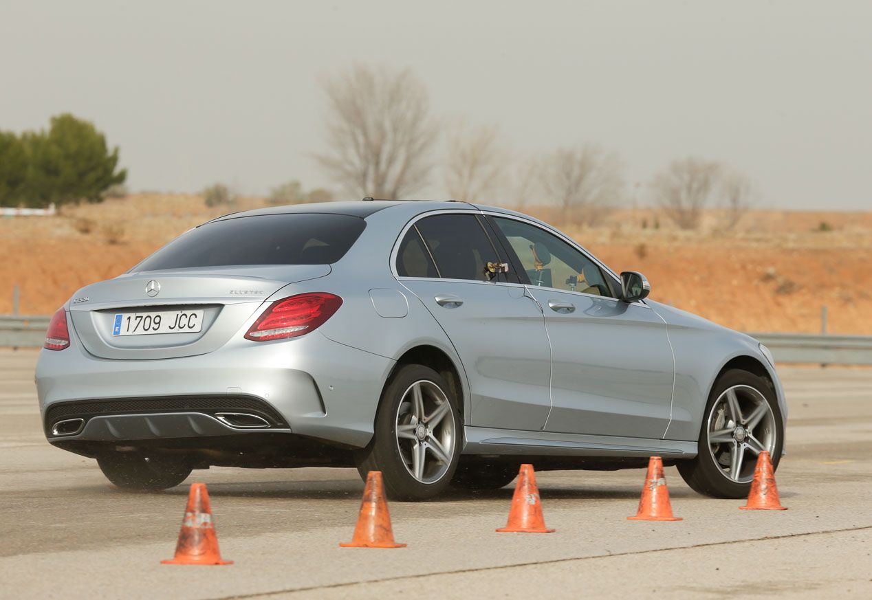 Audi A4 2.0 TDI, BMW 320d, Jaguar XE 2.0D, Lexus IS 300h, Mercedes C 220D