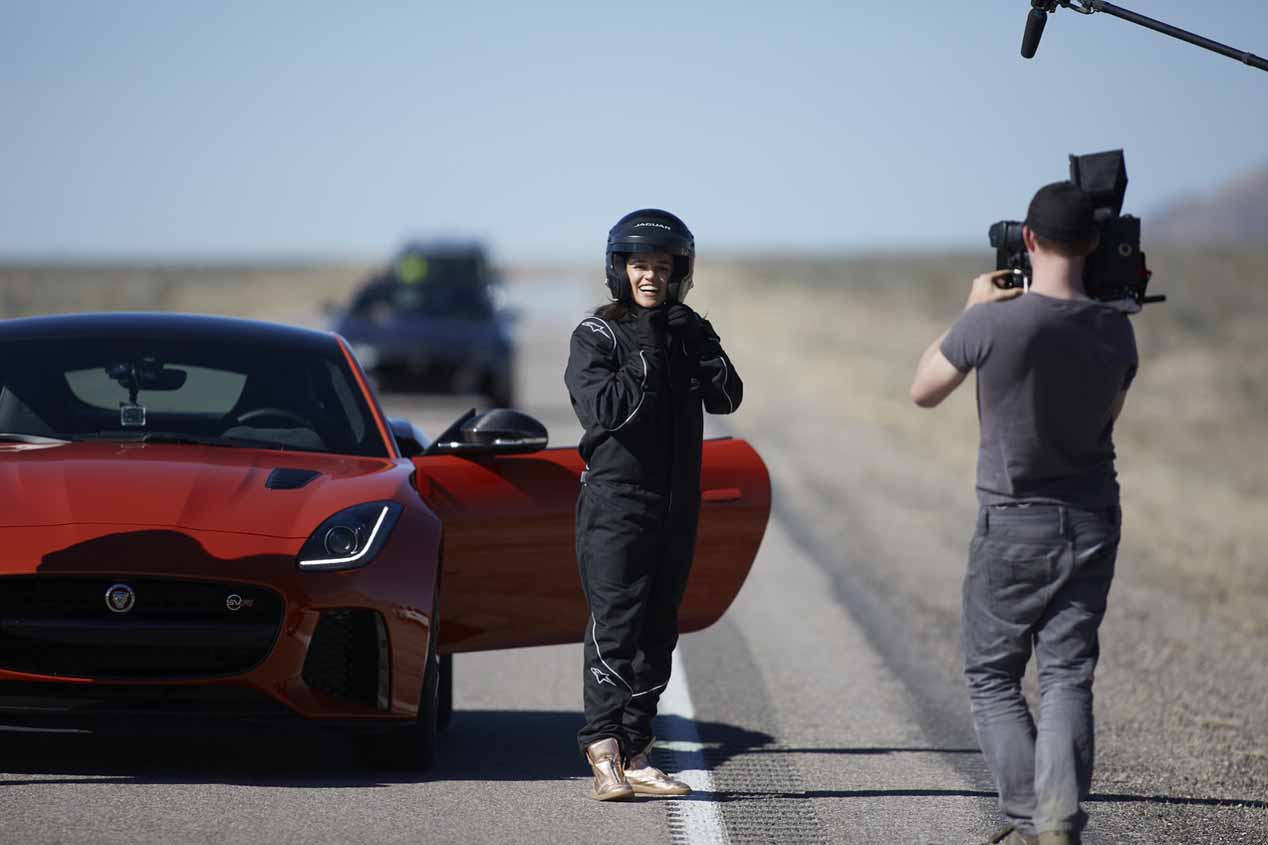 La actriz Michelle Rodríguez, a todo gas con el Jaguar F-Type SVR