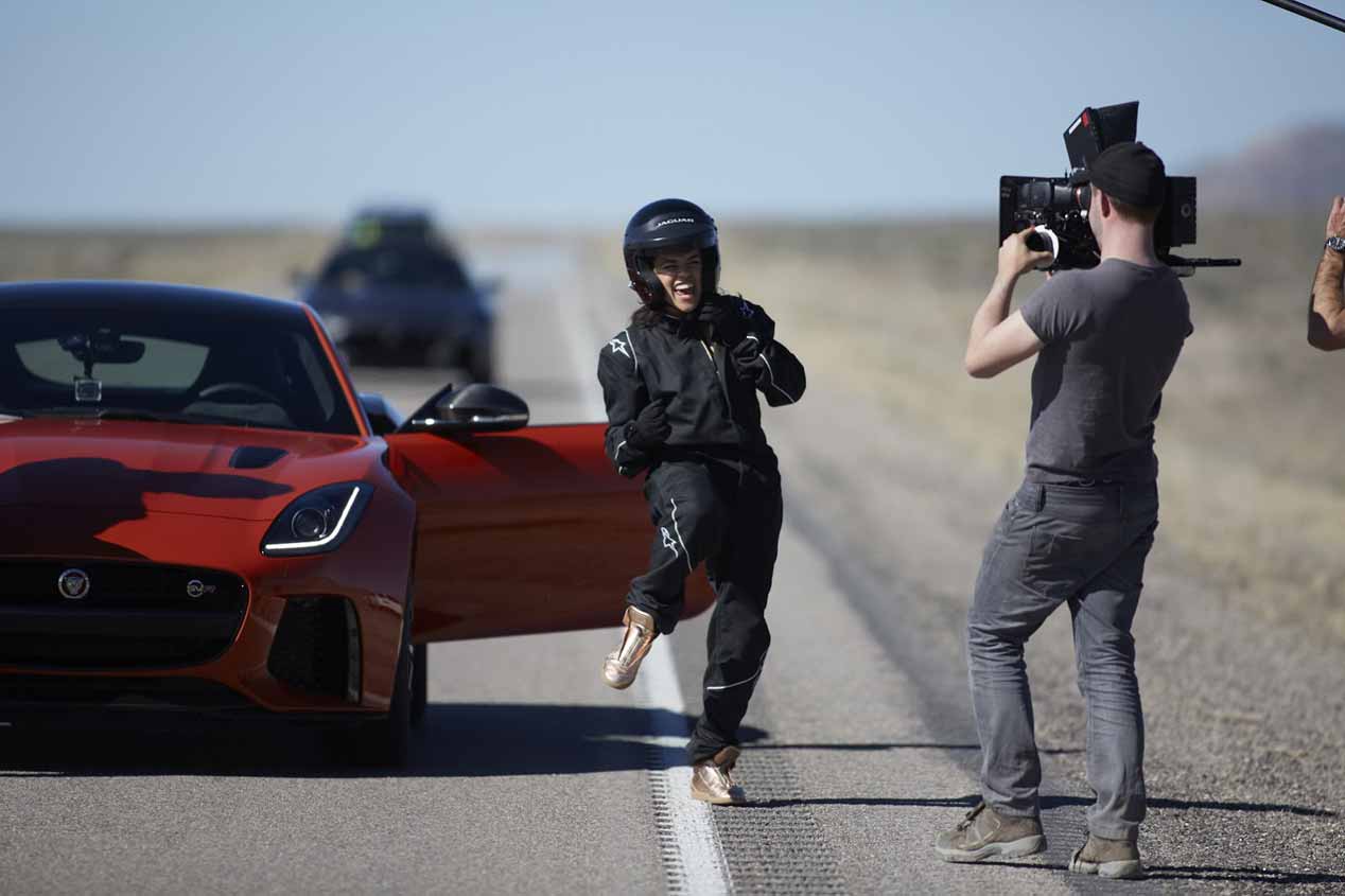 La actriz Michelle Rodríguez, a todo gas con el Jaguar F-Type SVR