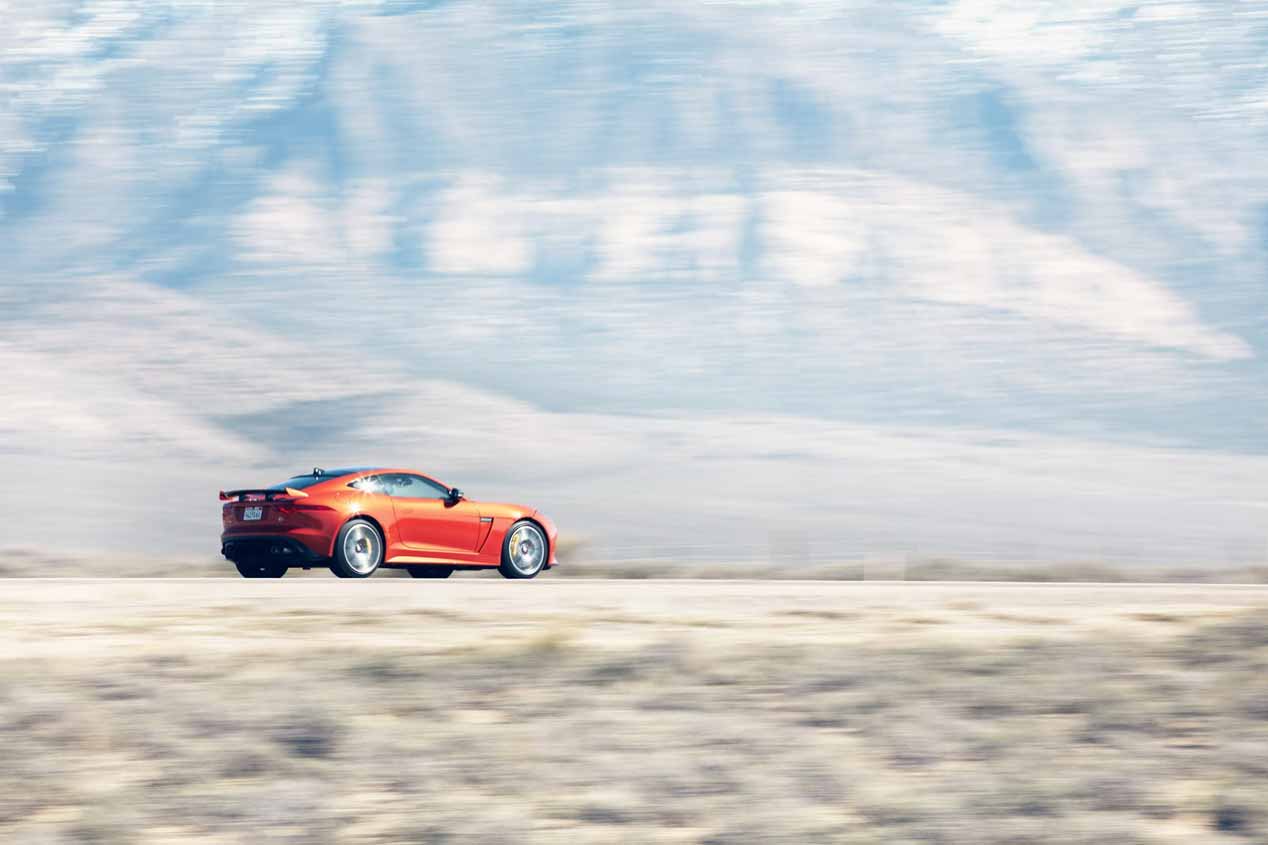 La actriz Michelle Rodríguez, a todo gas con el Jaguar F-Type SVR