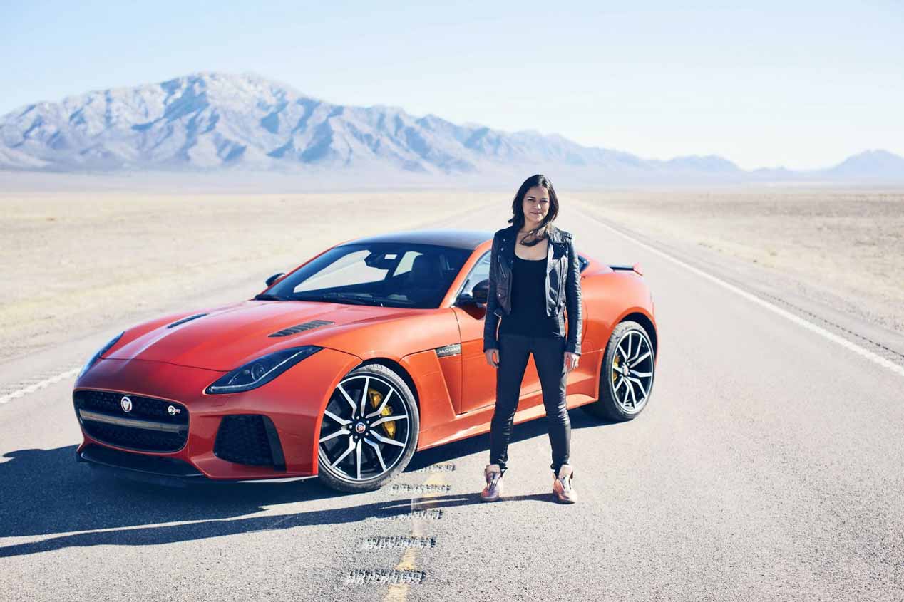 La actriz Michelle Rodríguez, a todo gas con el Jaguar F-Type SVR