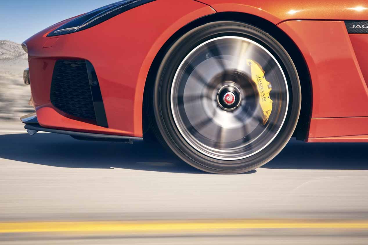 La actriz Michelle Rodríguez, a todo gas con el Jaguar F-Type SVR