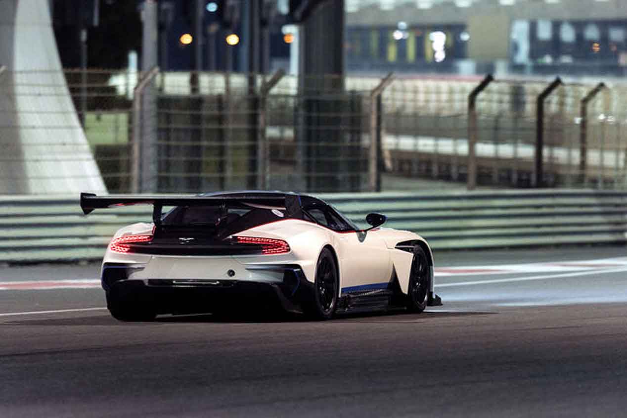 Probamos el Aston Martin Vulcan en el Circuito Yas Marina