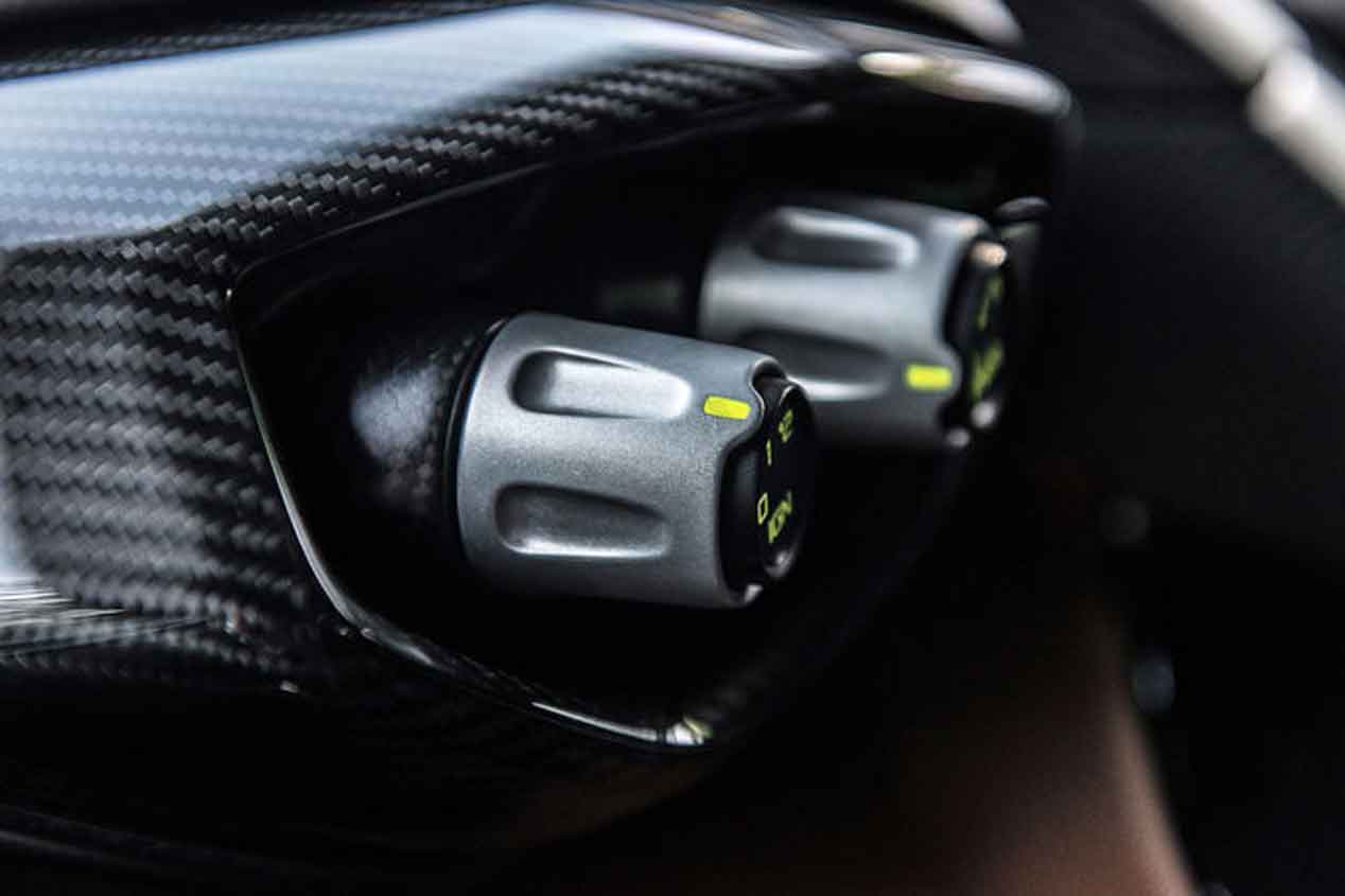 Probamos el Aston Martin Vulcan en el Circuito Yas Marina
