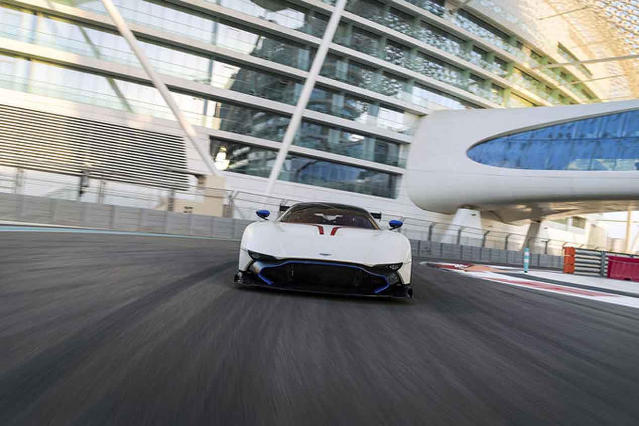 Probamos el Aston Martin Vulcan en el Circuito Yas Marina