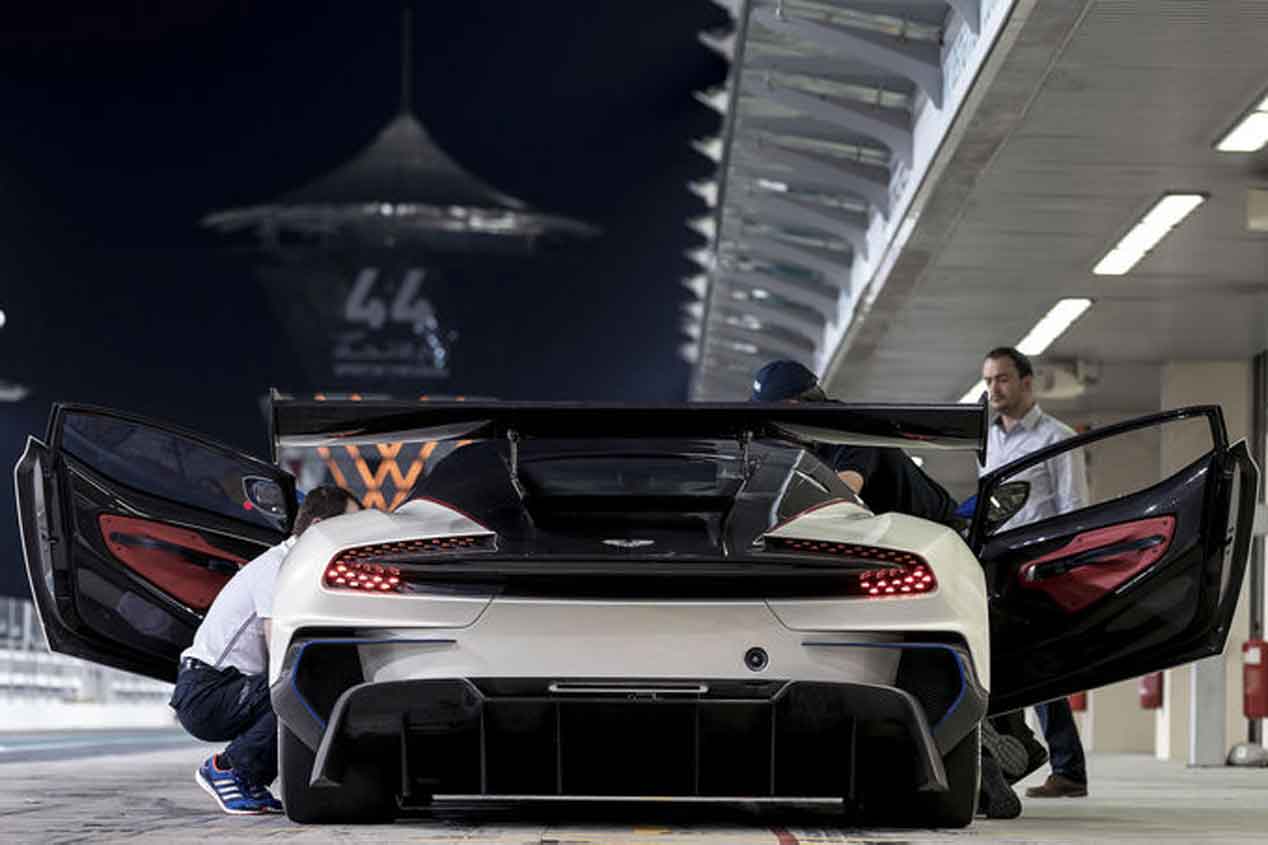 Probamos el Aston Martin Vulcan en el Circuito Yas Marina