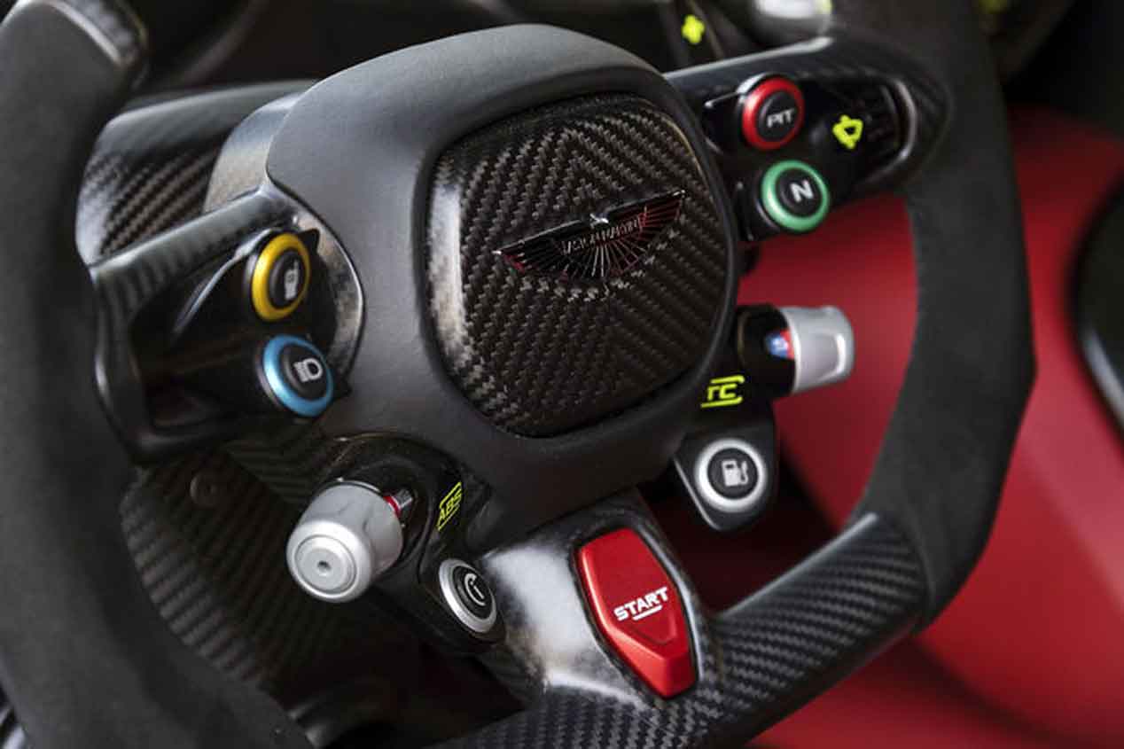 Probamos el Aston Martin Vulcan en el Circuito Yas Marina