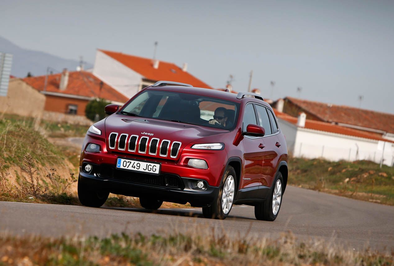 Jeep Cherokee 2.2 MJD-200 Active Drive I Aut. Limited vs. Land Rover Discovery Sport 2.0 TD4-180 4x4 Aut. HSE Luxury, versátiles SUV de representación