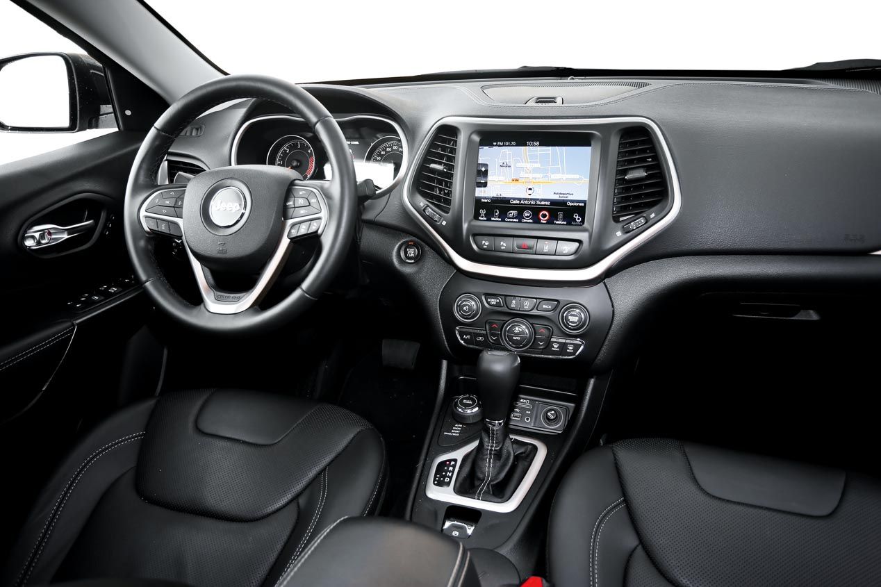 Jeep Cherokee 2.2 MJD-200 Active Drive I Aut. Limited vs. Land Rover Discovery Sport 2.0 TD4-180 4x4 Aut. HSE Luxury, versátiles SUV de representación