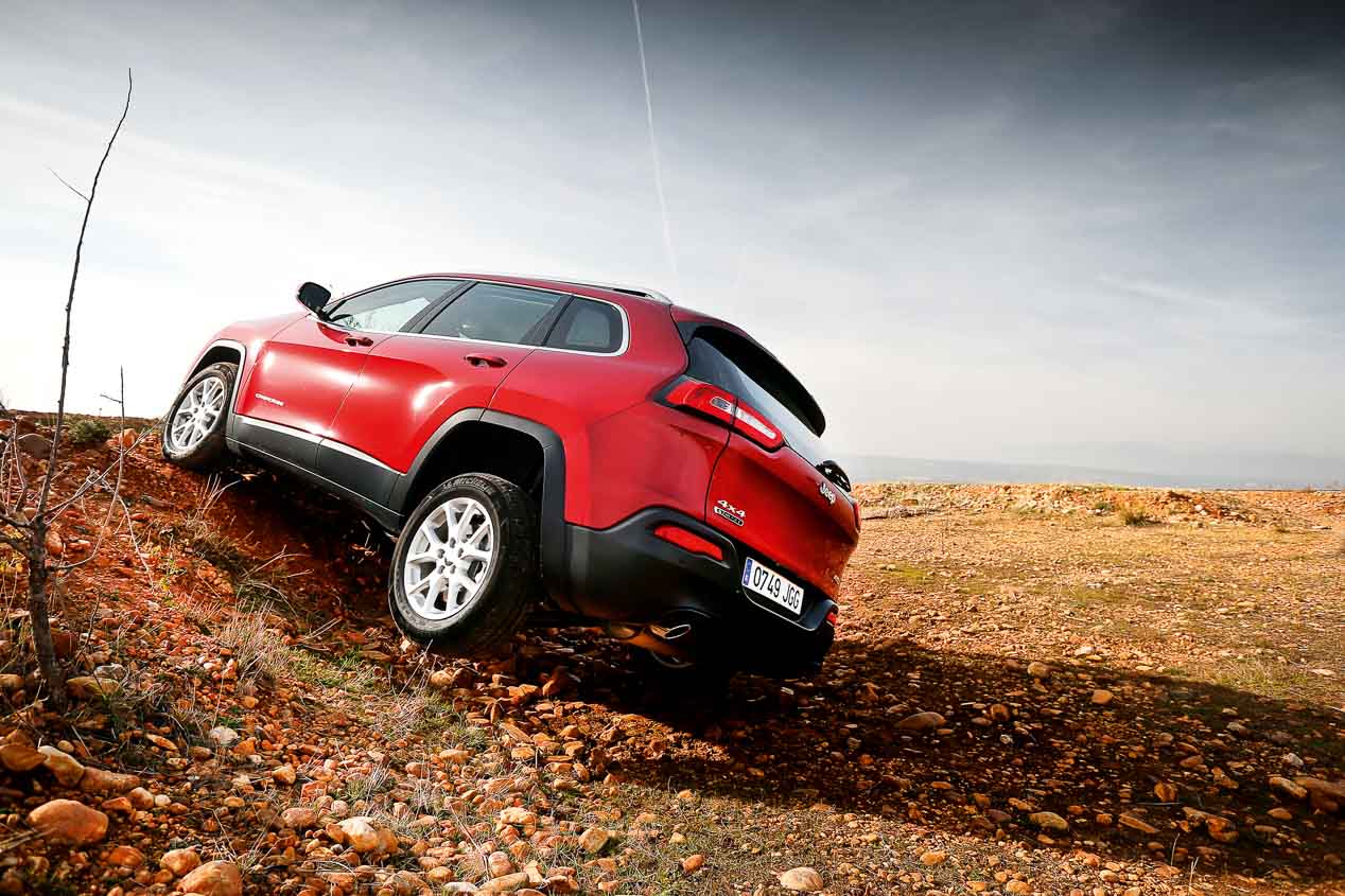 Jeep Cherokee 2.2 MJD-200 Active Drive I Aut. Limited vs. Land Rover Discovery Sport 2.0 TD4-180 4x4 Aut. HSE Luxury, versátiles SUV de representación