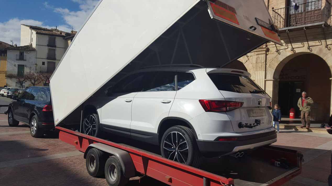 Las imágenes de la llegada del Seat Ateca a su pueblo