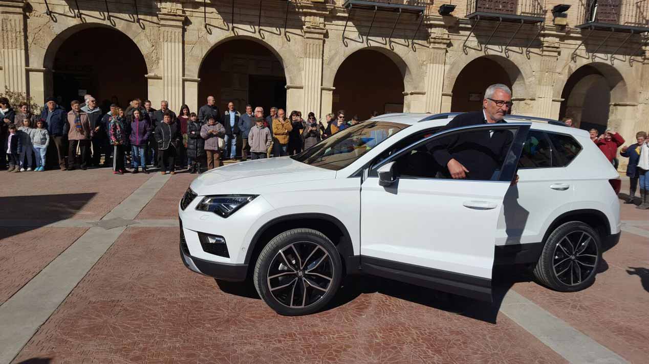 Las imágenes de la llegada del Seat Ateca a su pueblo
