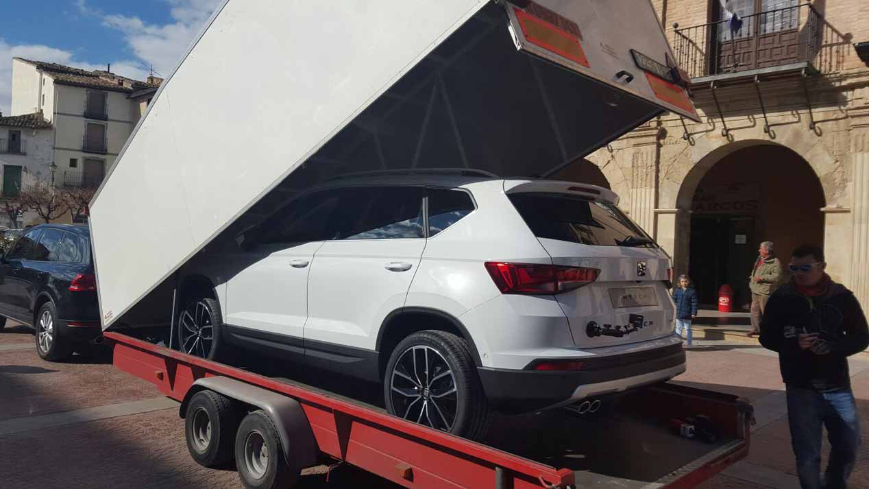 Las imágenes de la llegada del Seat Ateca a su pueblo