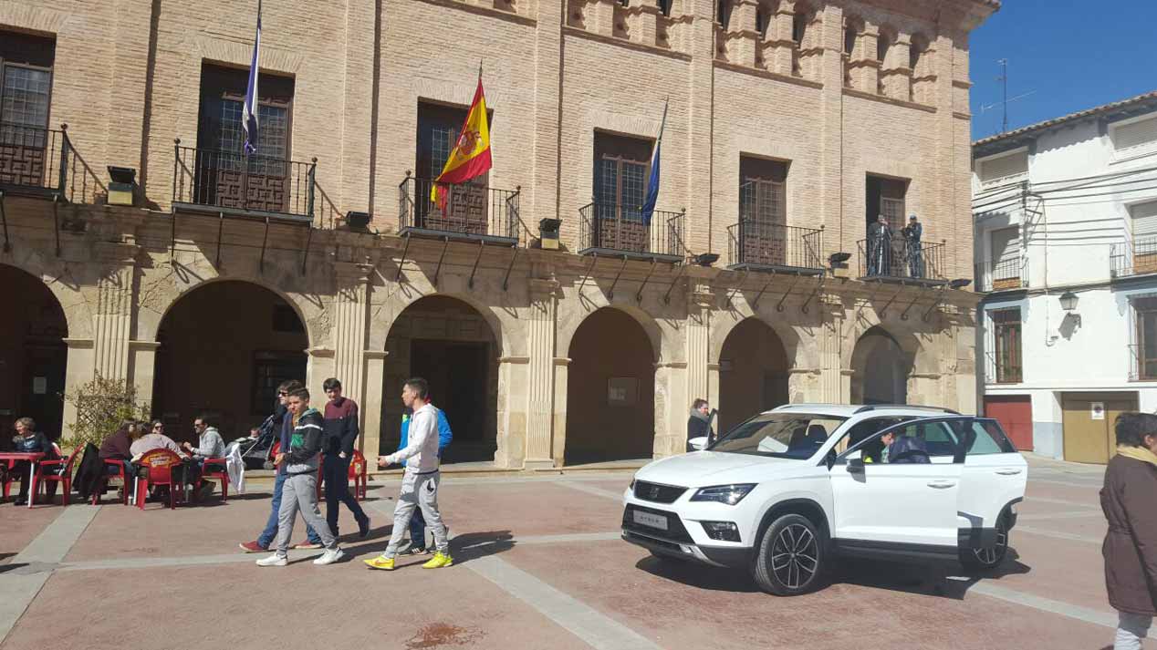Las imágenes de la llegada del Seat Ateca a su pueblo