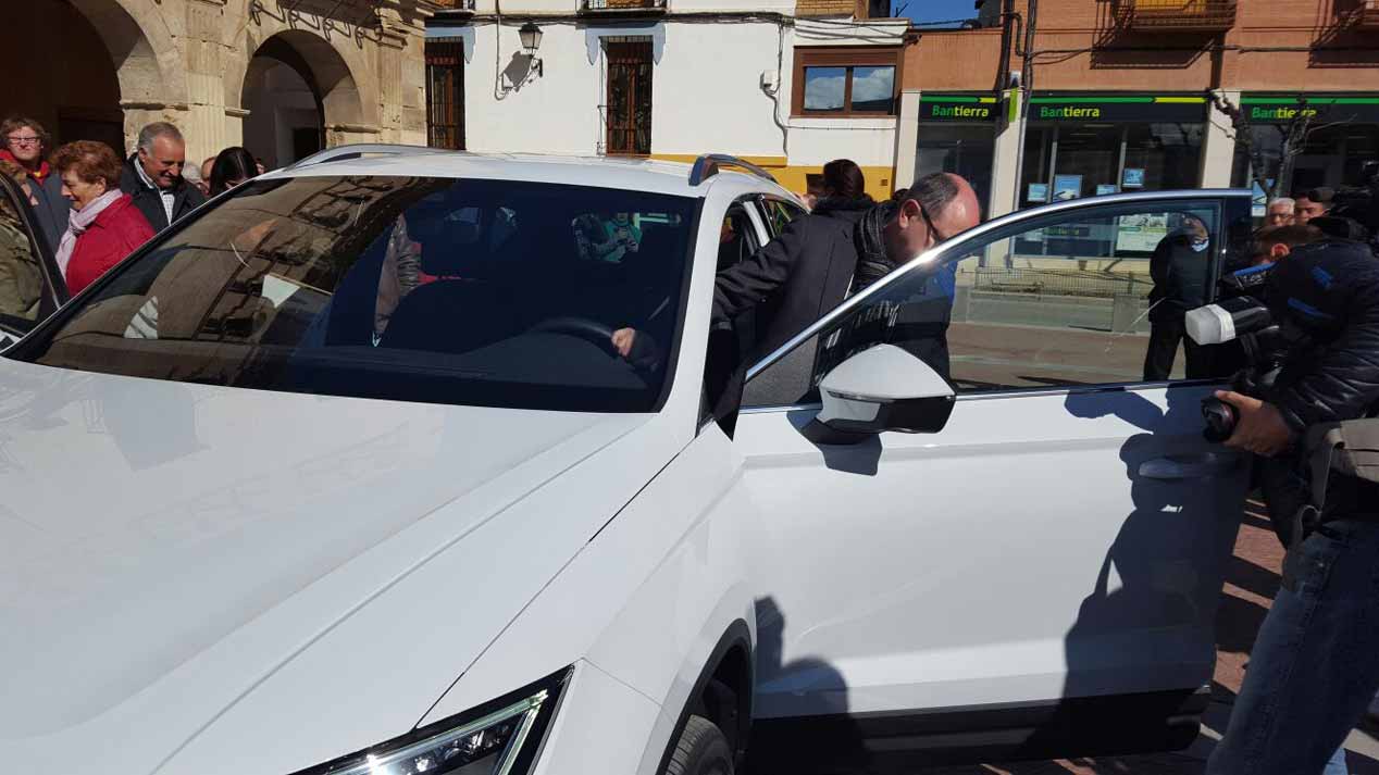 Las imágenes de la llegada del Seat Ateca a su pueblo