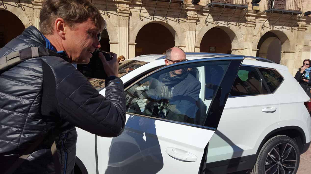 Las imágenes de la llegada del Seat Ateca a su pueblo