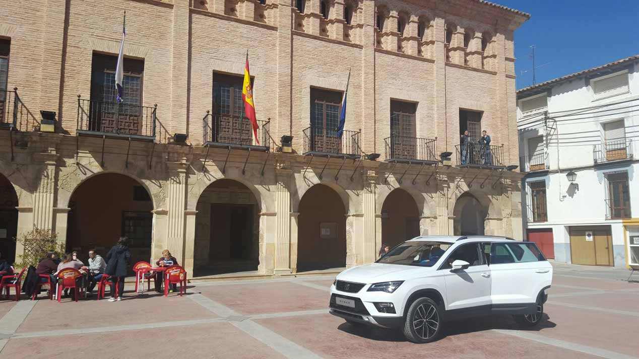 Las imágenes de la llegada del Seat Ateca a su pueblo