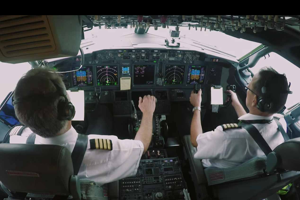 Un avión Boeing 737-800 frente a un Tesla Model S