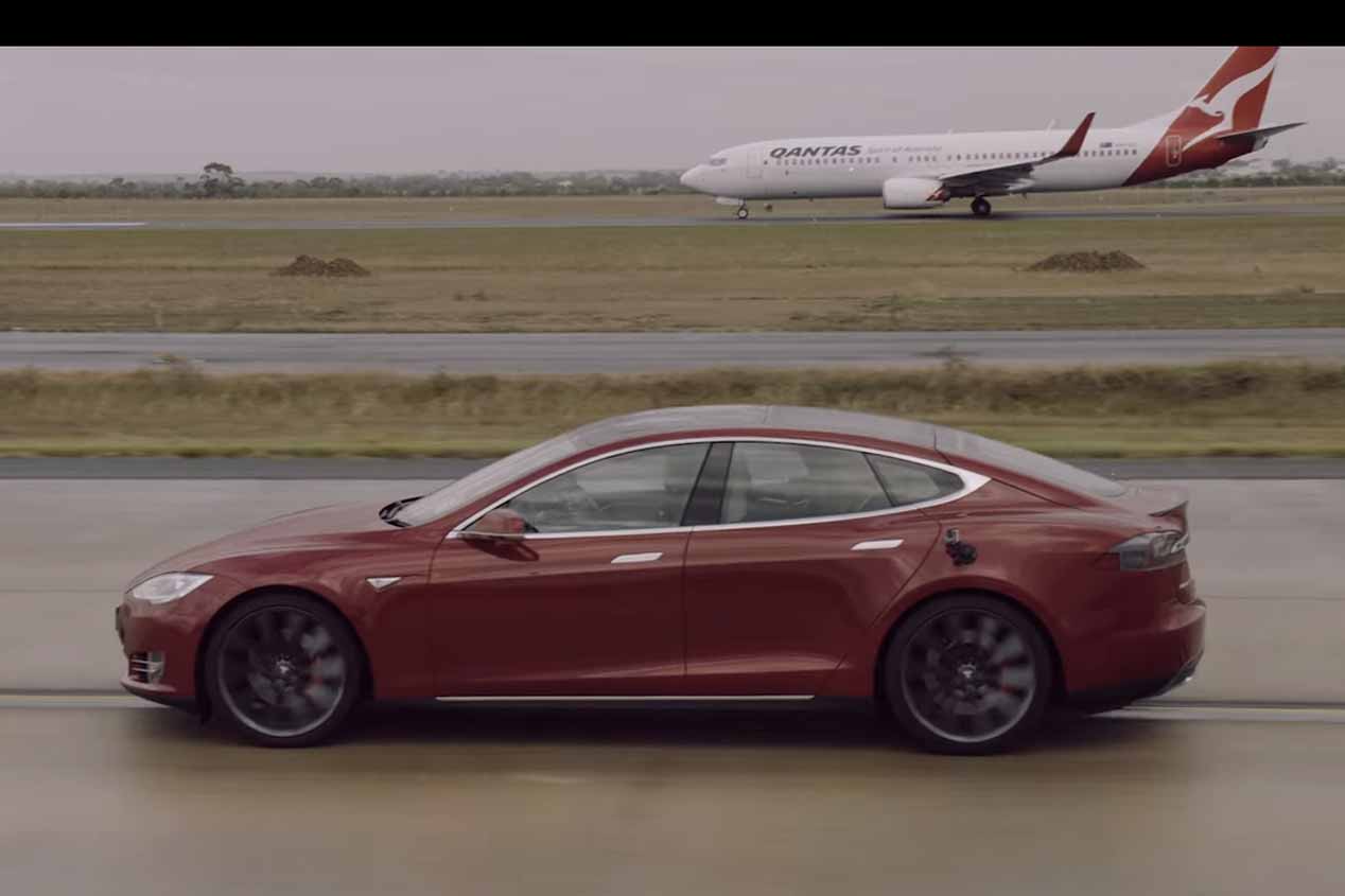 Un avión Boeing 737-800 frente a un Tesla Model S