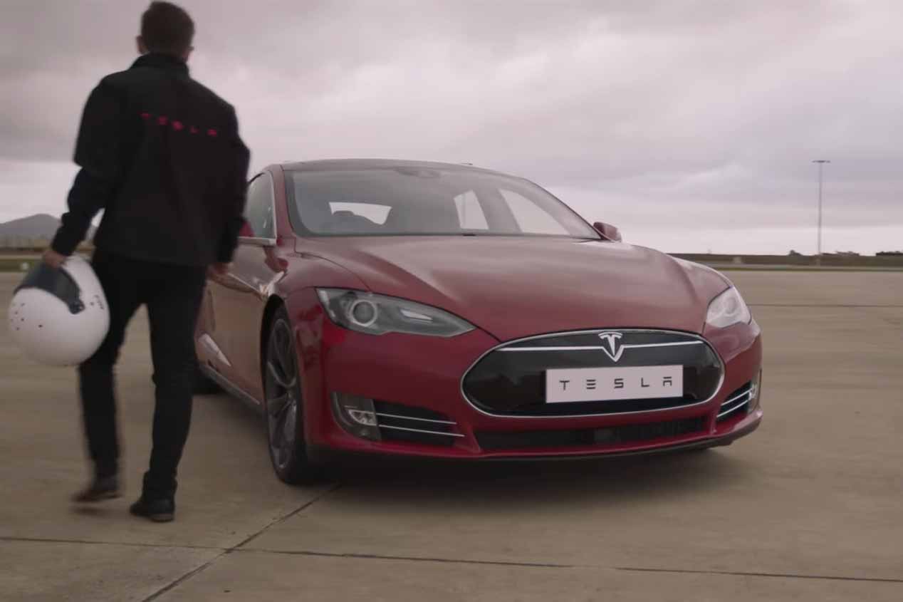 Un avión Boeing 737-800 frente a un Tesla Model S