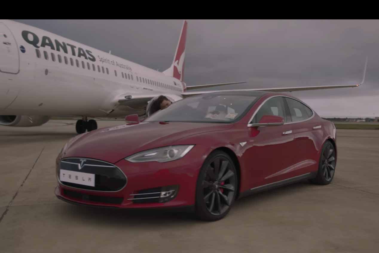 Un avión Boeing 737-800 frente a un Tesla Model S