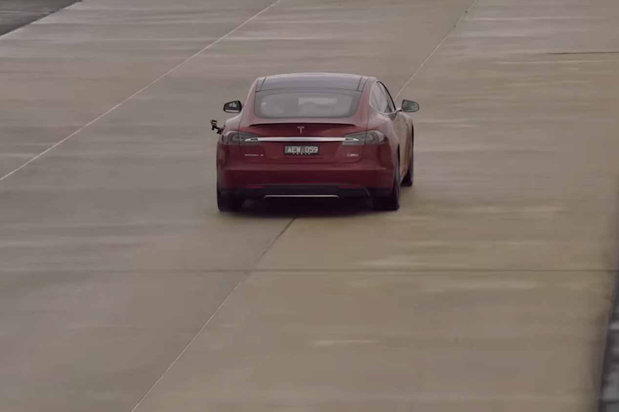 Un avión Boeing 737-800 frente a un Tesla Model S
