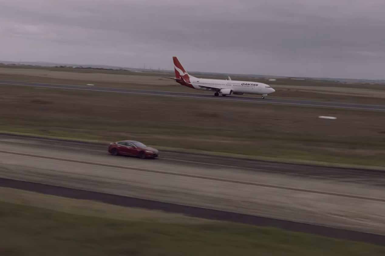 Un avión Boeing 737-800 frente a un Tesla Model S