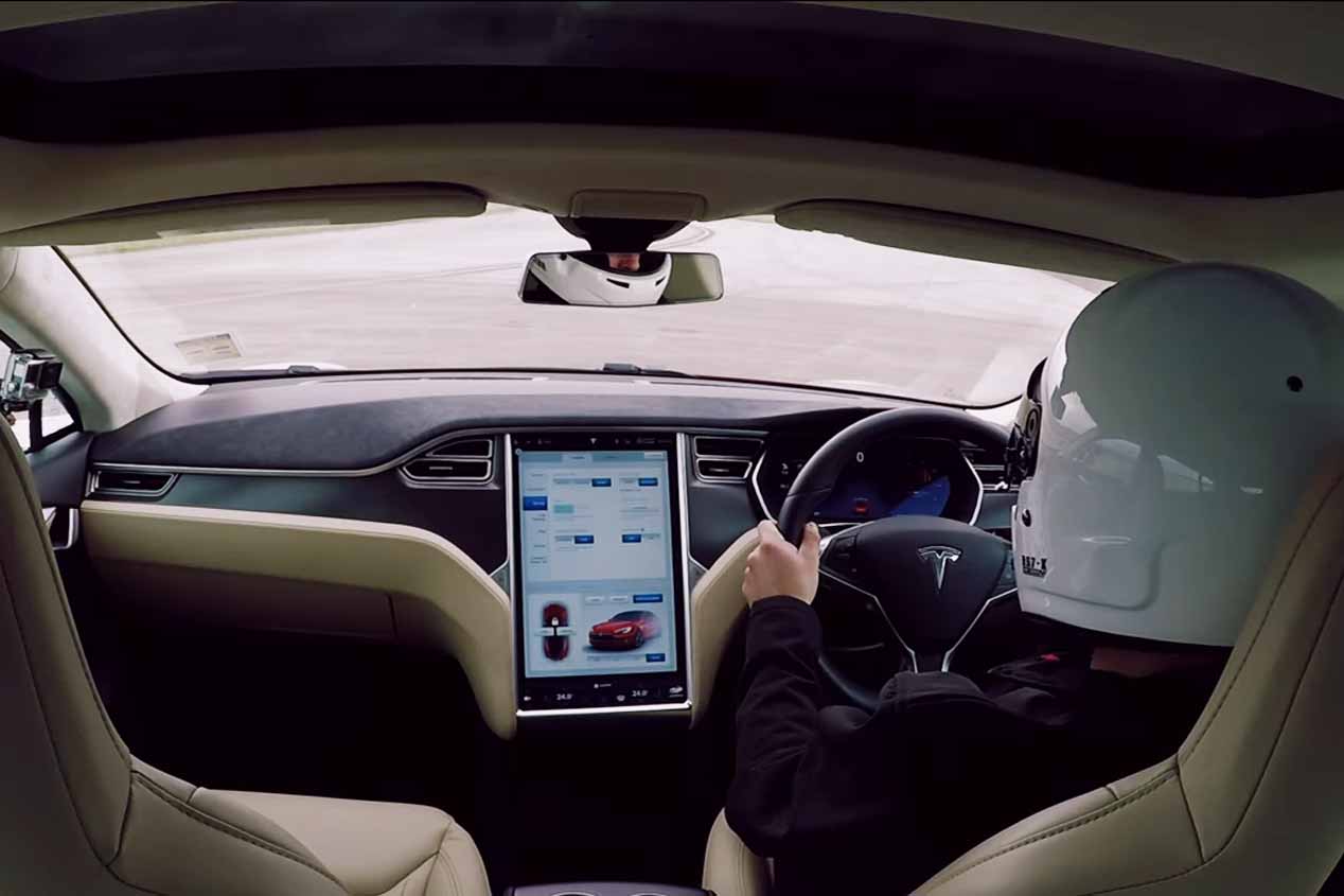 Un avión Boeing 737-800 frente a un Tesla Model S