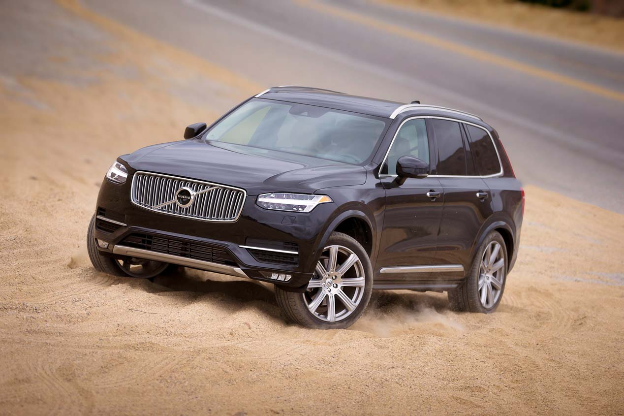 Volvo recarga el XC90 híbrido con el asfalto
