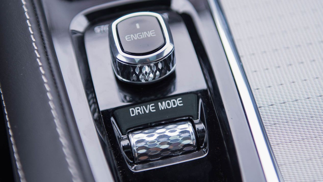 Volvo recarga el XC90 híbrido con el asfalto