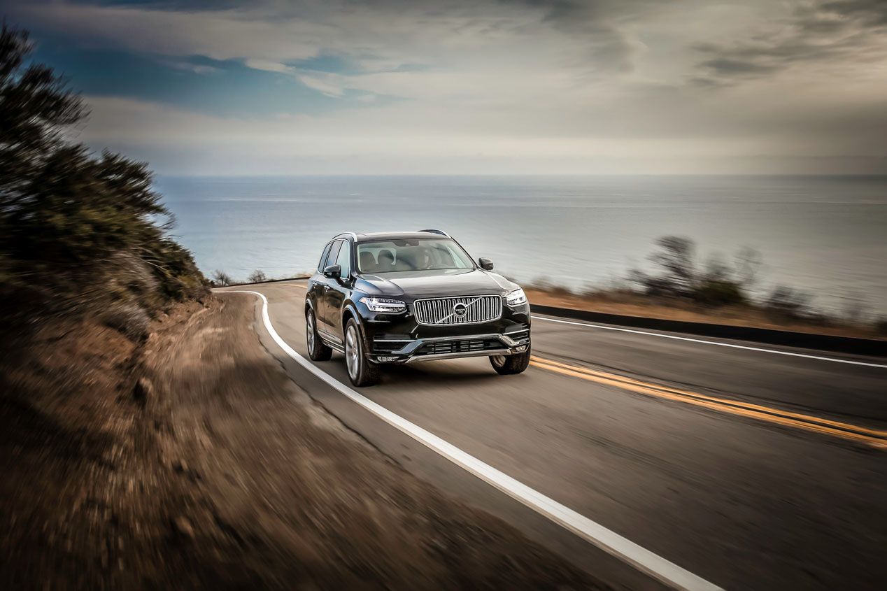 Volvo recarga el XC90 híbrido con el asfalto