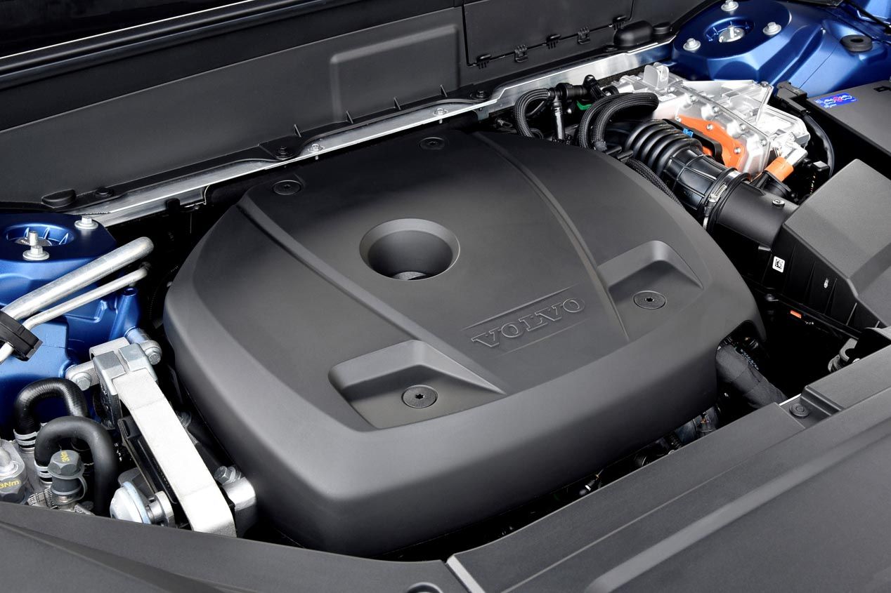 Volvo recarga el XC90 híbrido con el asfalto