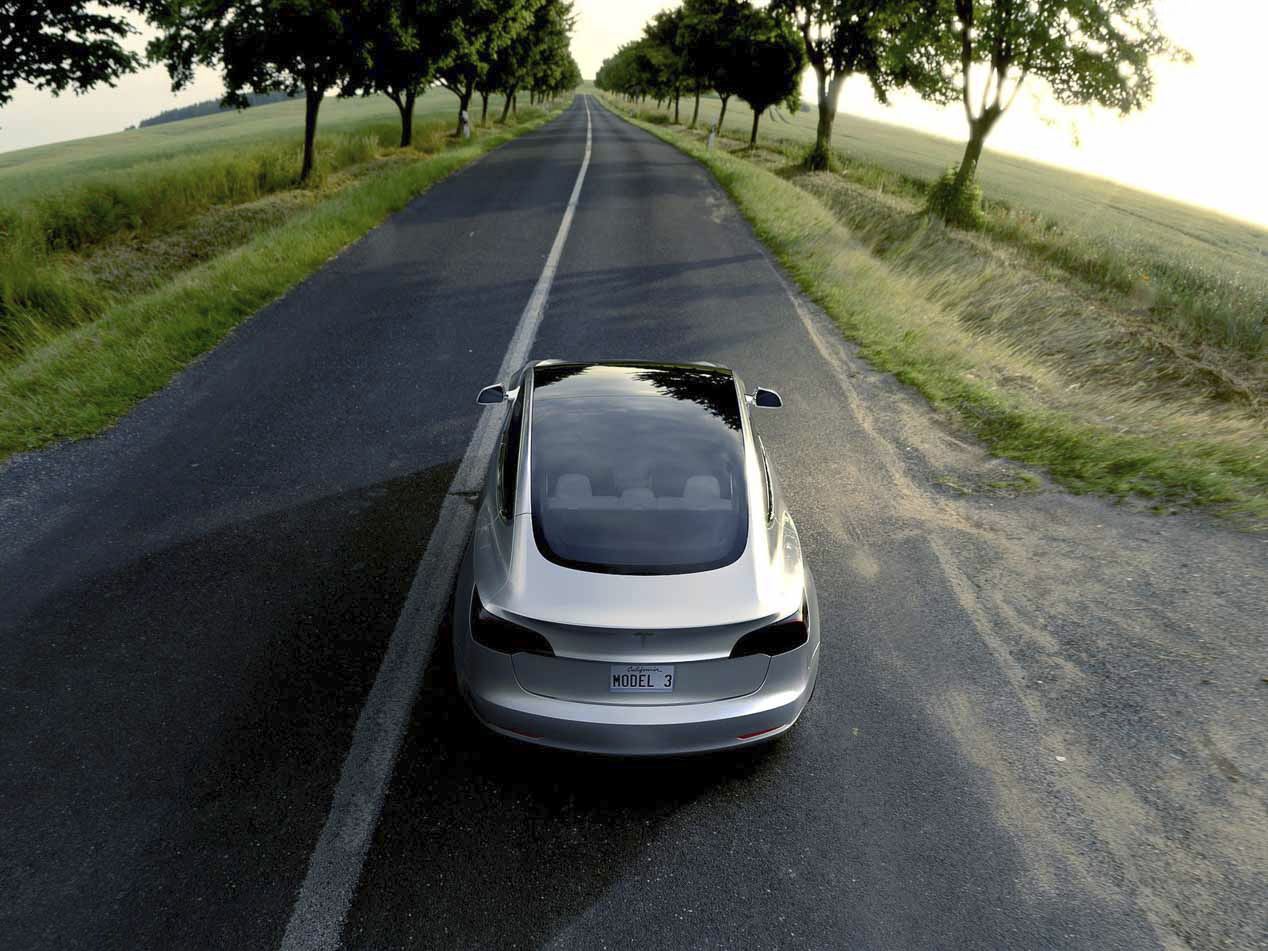 Tesla Model 3 y Lada XRAY: ¿qué tienen en común?
