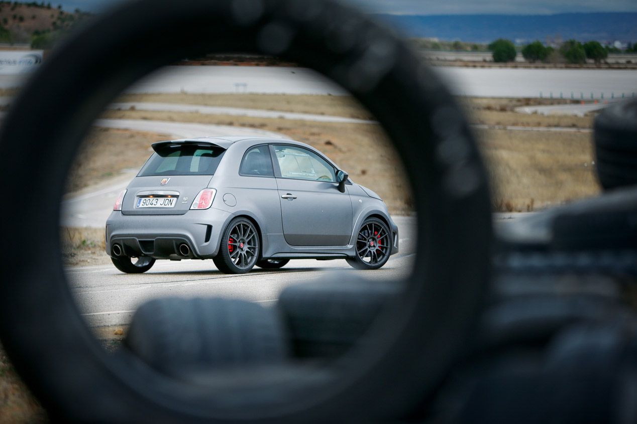 Abarth 695 Biposto, a prueba el pequeño gran escorpión