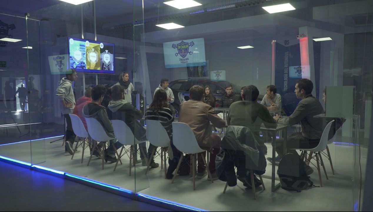 Cursos para mejorar la conducción Academy RACE-Red Bull