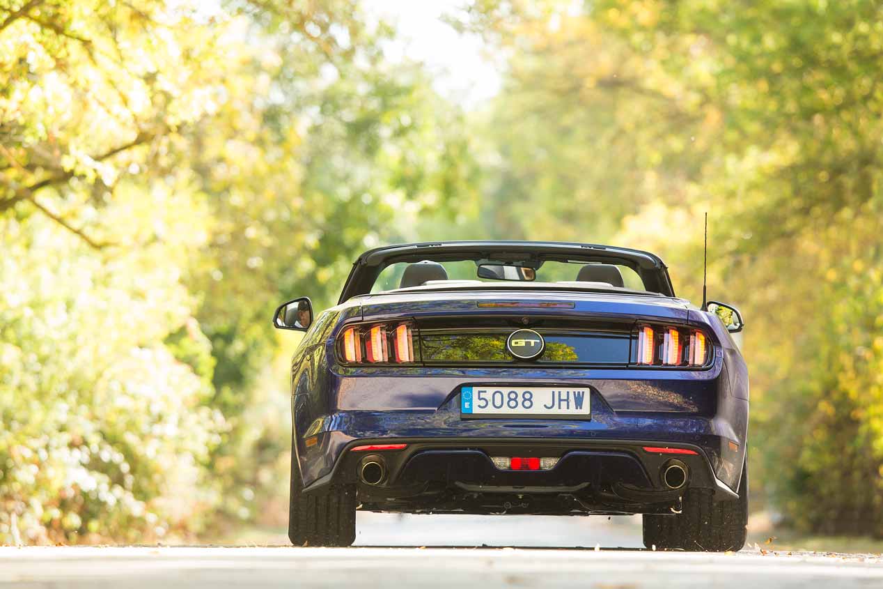 Ford Mustang descapotable V8, en imágenes