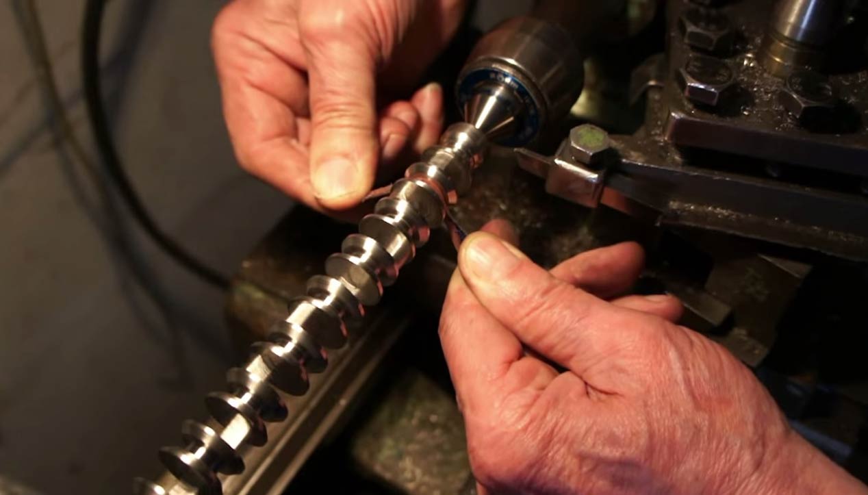 Motores Patelo ya trabaja en una sala de máquinas de un trasatlántico en miniatura